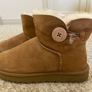 Size 7 Bailey Button UGG boots in fantastic condition.